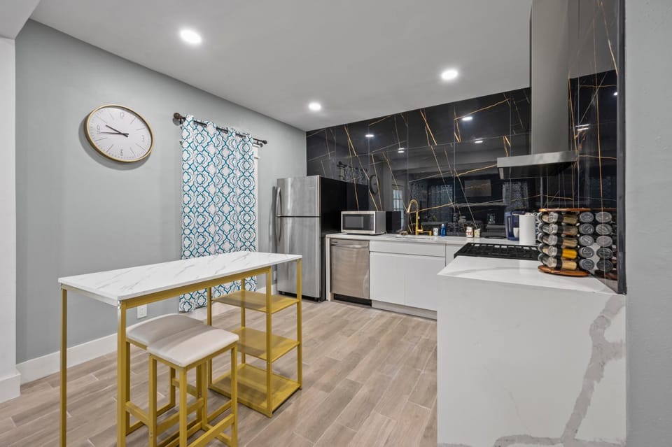 Modern Studio Retreat with Free Park Apartment in Houston