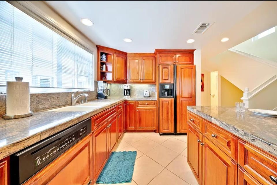 Coffee/tea facilities, Kitchen or kitchenette, dishwasher, stove, toaster