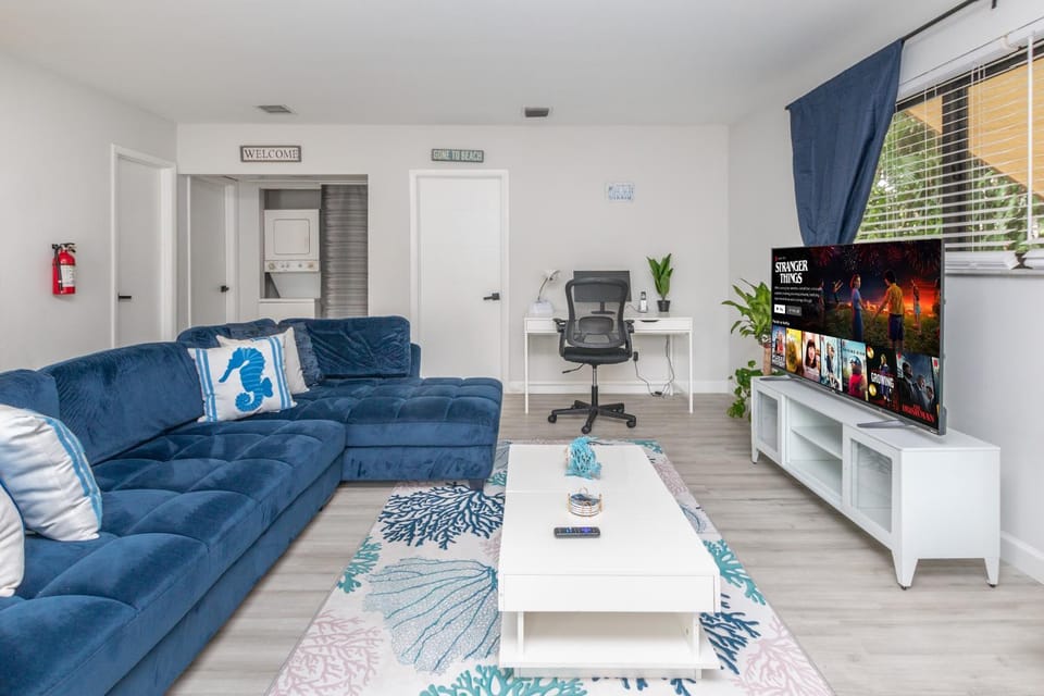 Communal lounge/ TV room, TV and multimedia, Living room, Seating area, Evening entertainment