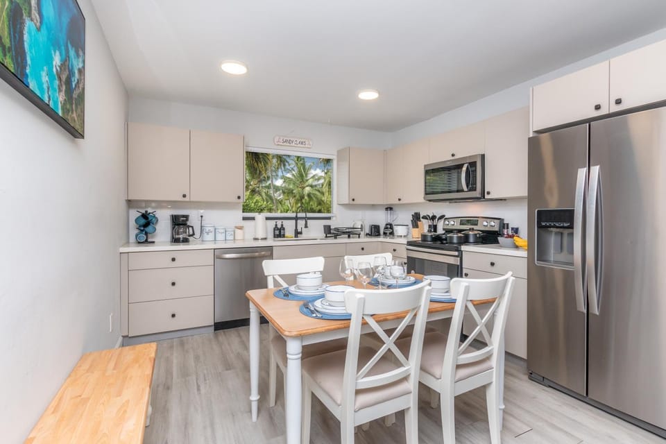 Dining area, oven, stove, toaster