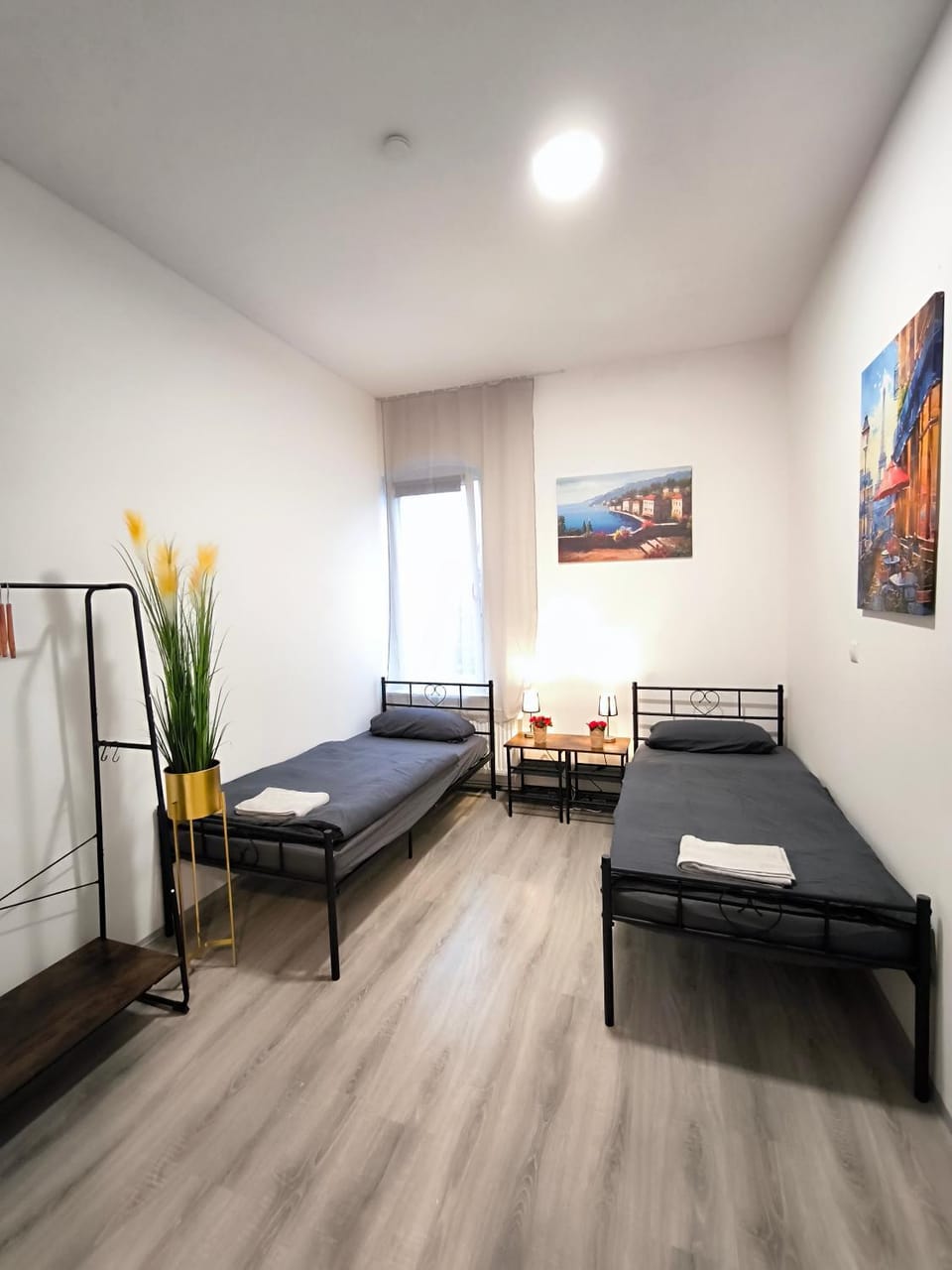 Bed, Photo of the whole room, Seating area