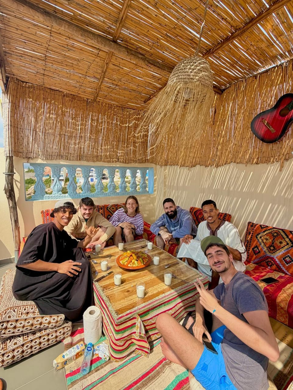 Restaurant/places to eat, Food and drinks, Seating area, Food, Drinks, group of guests
