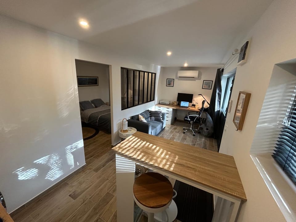 Kitchen or kitchenette, Seating area