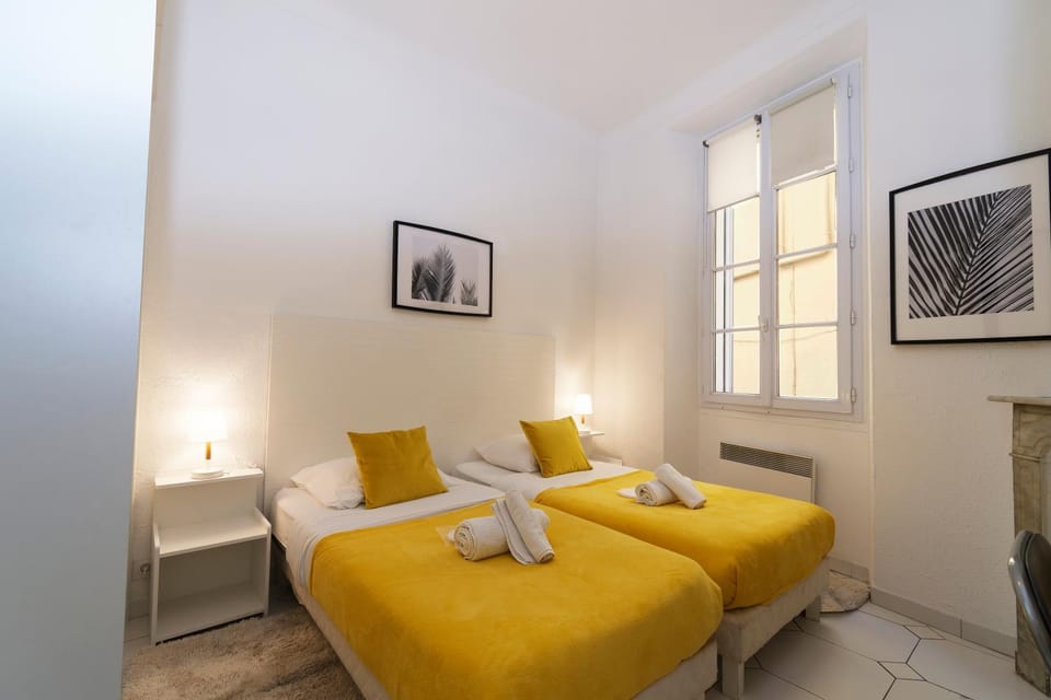 Photo of the whole room, Bedroom, towels