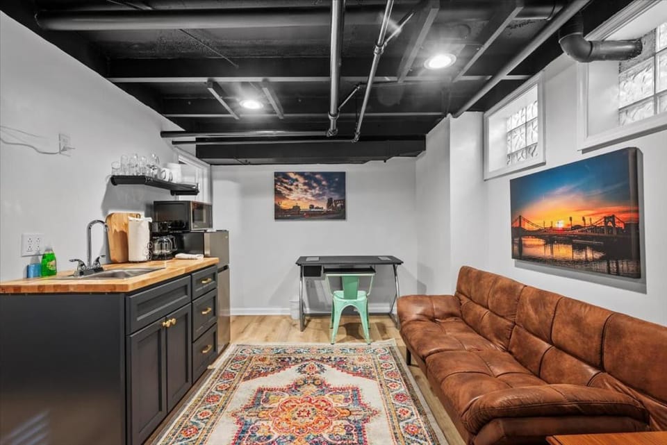 The Walnut Suites - The Emerald Suite Apartment in Shadyside