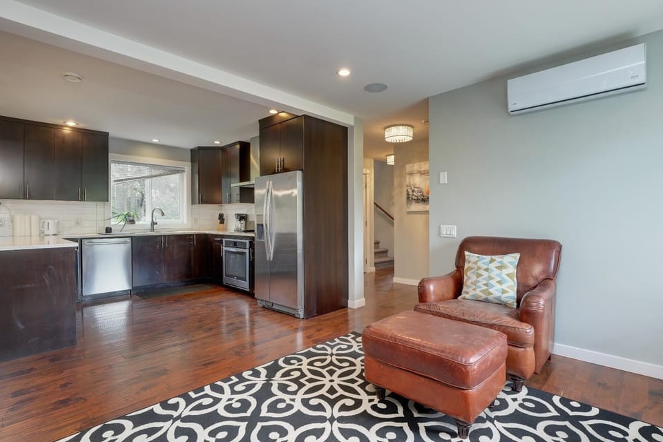 Modern Home in Victoria, BC House in Langford