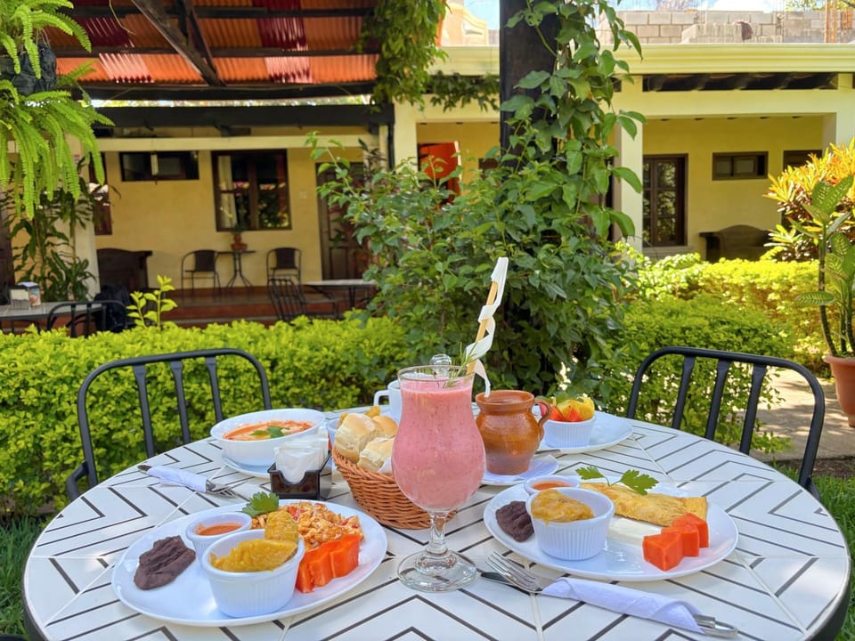 Patio, Day, Garden, Food and drinks, Food, Breakfast, Drinks