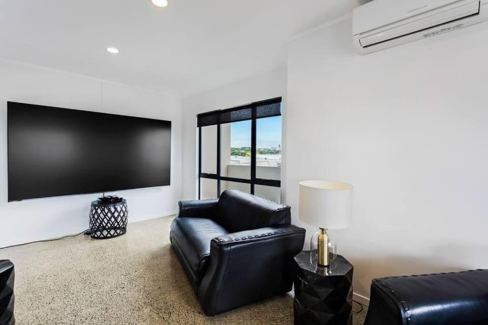 TV and multimedia, Living room, Seating area, air conditioner