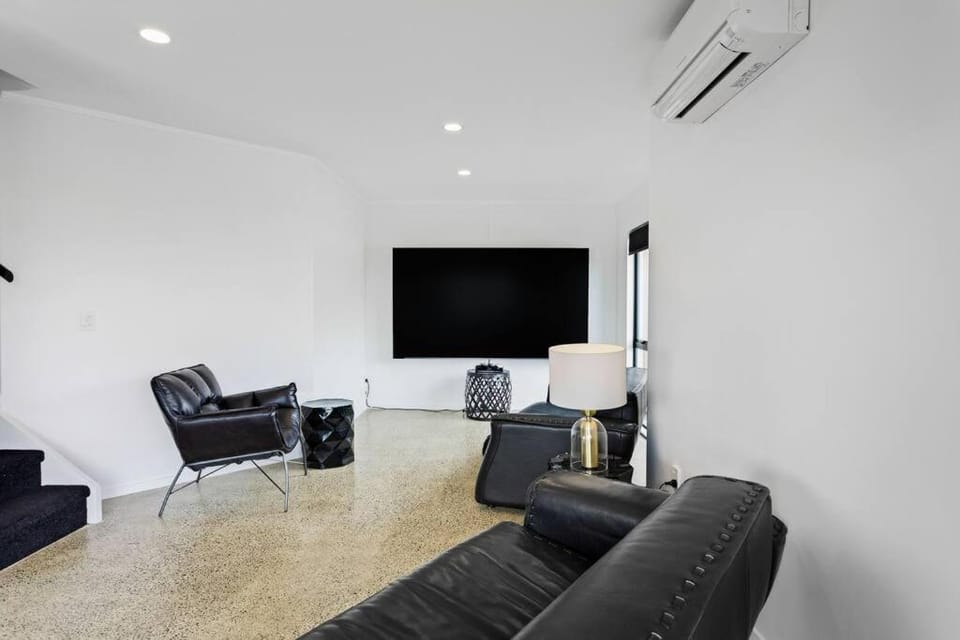 TV and multimedia, Living room, Seating area, air conditioner