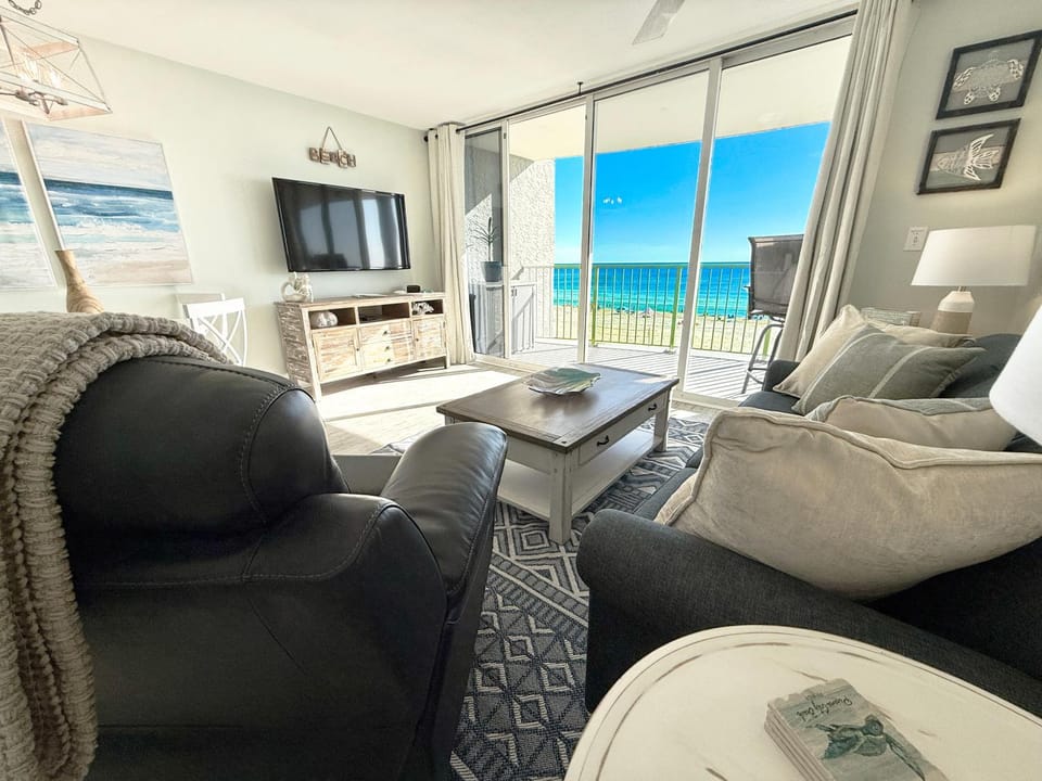 TV and multimedia, Living room, Seating area, Beach, Sea view