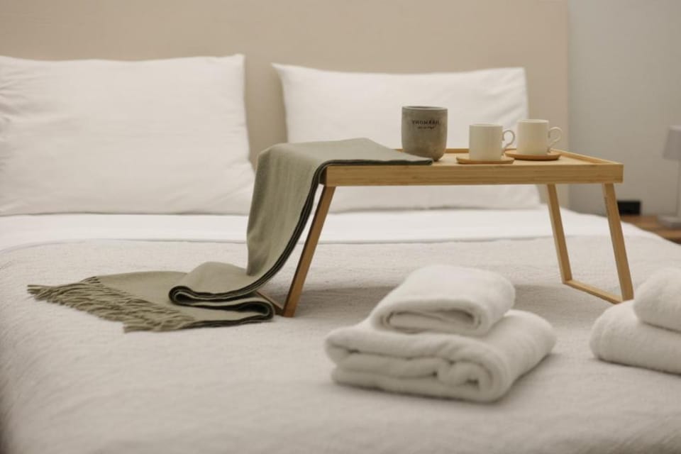 Bed, Photo of the whole room, Bedroom, towels