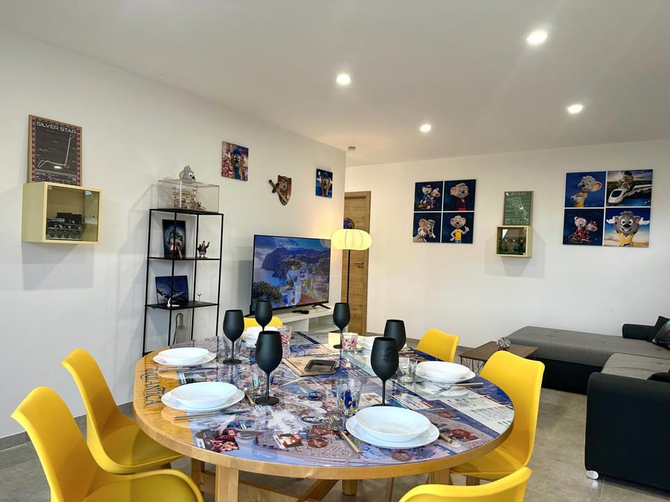 Living room, Dining area