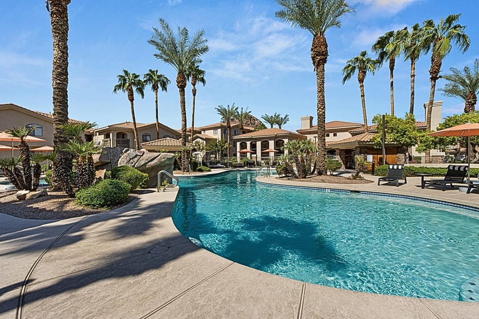 Pool view, Swimming pool, sunbed