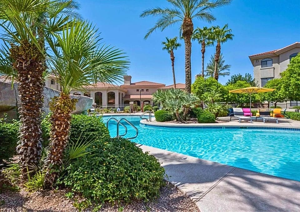 Near ASU Pool, Gym & King Beds Relaxing Stay Apartment in Tempe