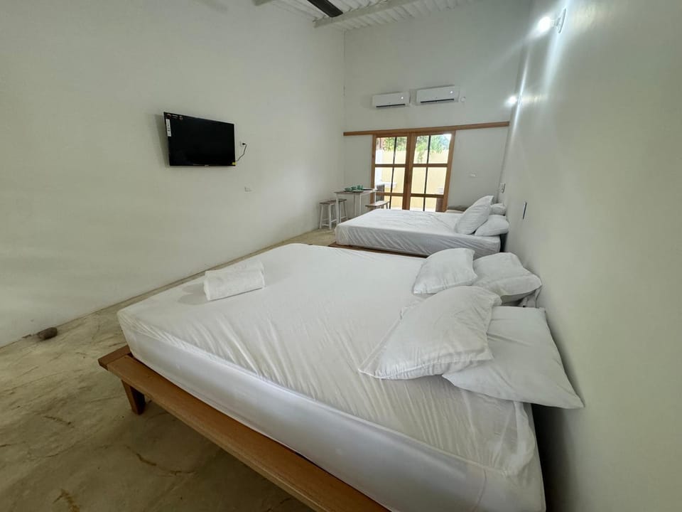 Bed, TV and multimedia, Photo of the whole room, Bedroom