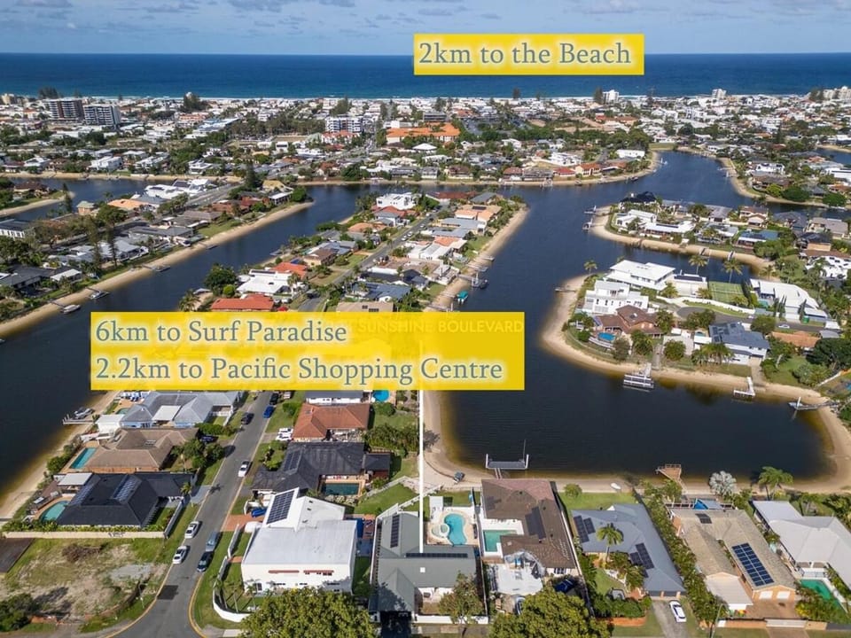 Lux 5Brs Waterfront Villa, near Surf Paradise, Heated Spa Villa in Mermaid Waters