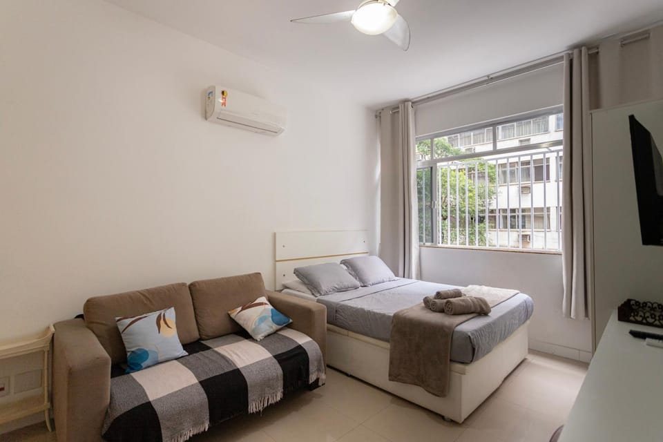Bed, air conditioner