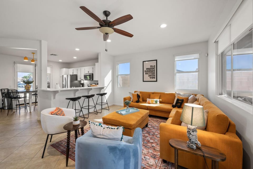 Kitchen or kitchenette, Living room, Lounge or bar, Seating area, Dining area