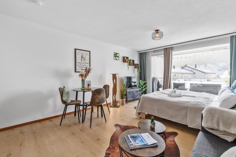 Bed, Living room, Photo of the whole room, Seating area, Dining area, Bedroom, towels