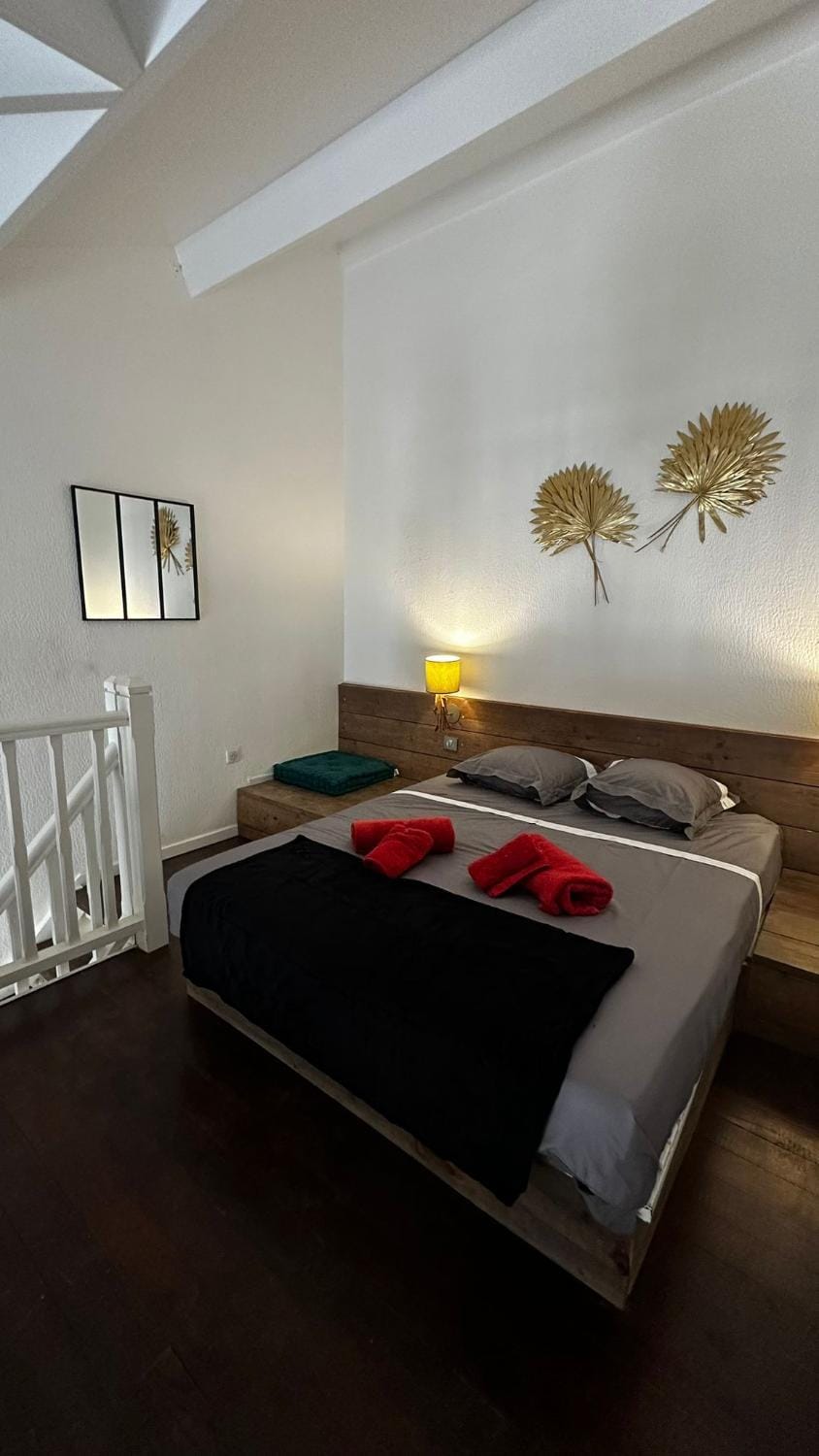 Photo of the whole room, Bedroom