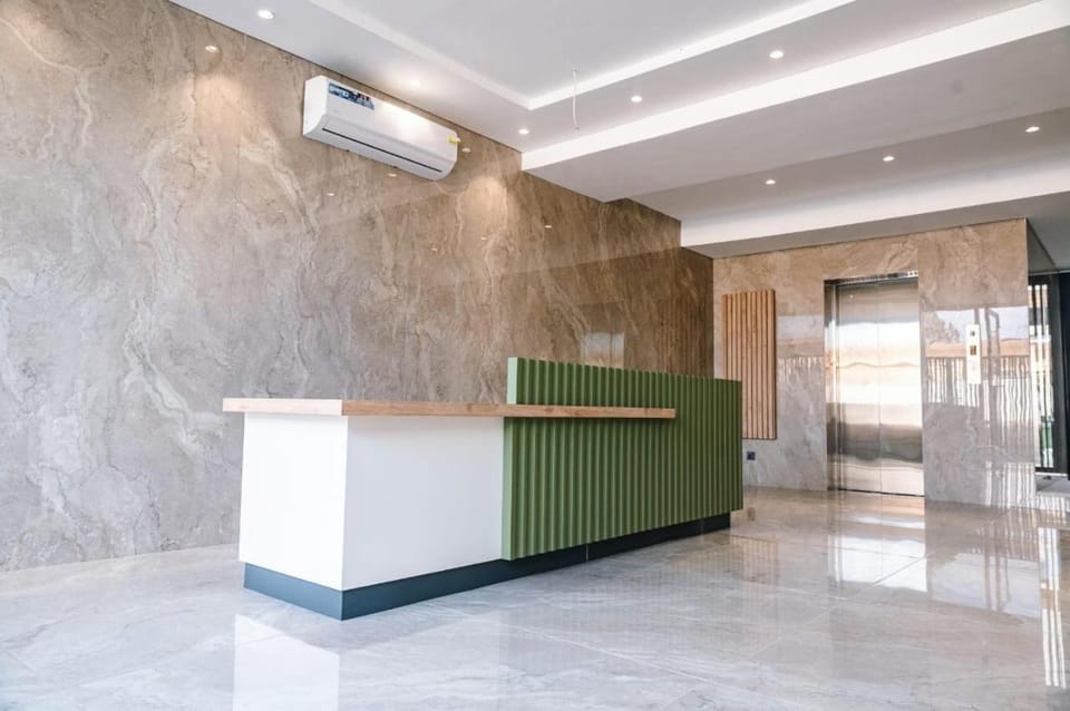 Luxury Studio Apt - 10 mins from Airport with Wifi, Swimming Pool, Full Service in Accra Apartment in Accra
