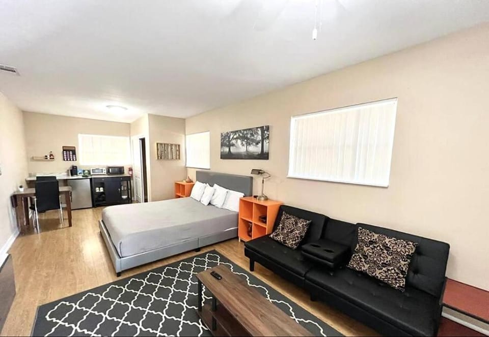 Kitchen or kitchenette, Seating area, Dining area