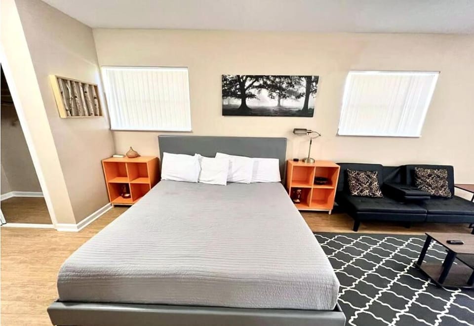 Bed, Seating area