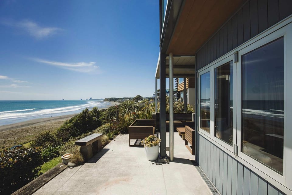 Clifftops - oceanfront retreat in Oakura Beach House in Taranaki, New Zealand