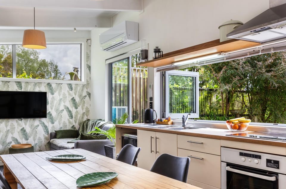 Kitchen or kitchenette, Dining area, stove