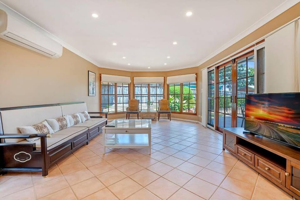 Sunny 5BR House with Private Pool in Carlingford House in Sydney