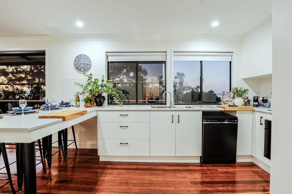 Kitchen or kitchenette, Dining area, dishwasher