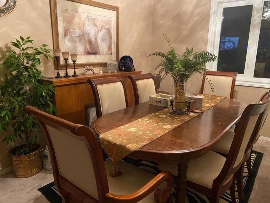 Renovated 4 bedrooms 20 sleeps Shopping Center House in Edmonton