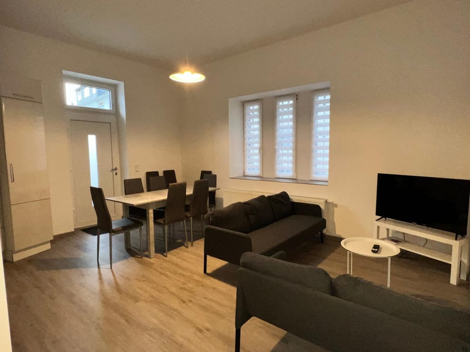 Communal lounge/ TV room, TV and multimedia, Living room, Seating area, Evening entertainment