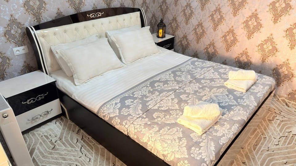 Bed, Bedroom, towels