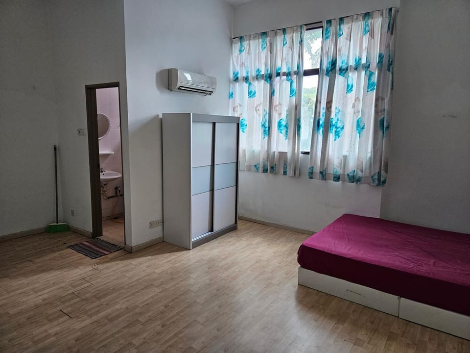 Bed, Photo of the whole room, Bedroom, oven, wardrobe