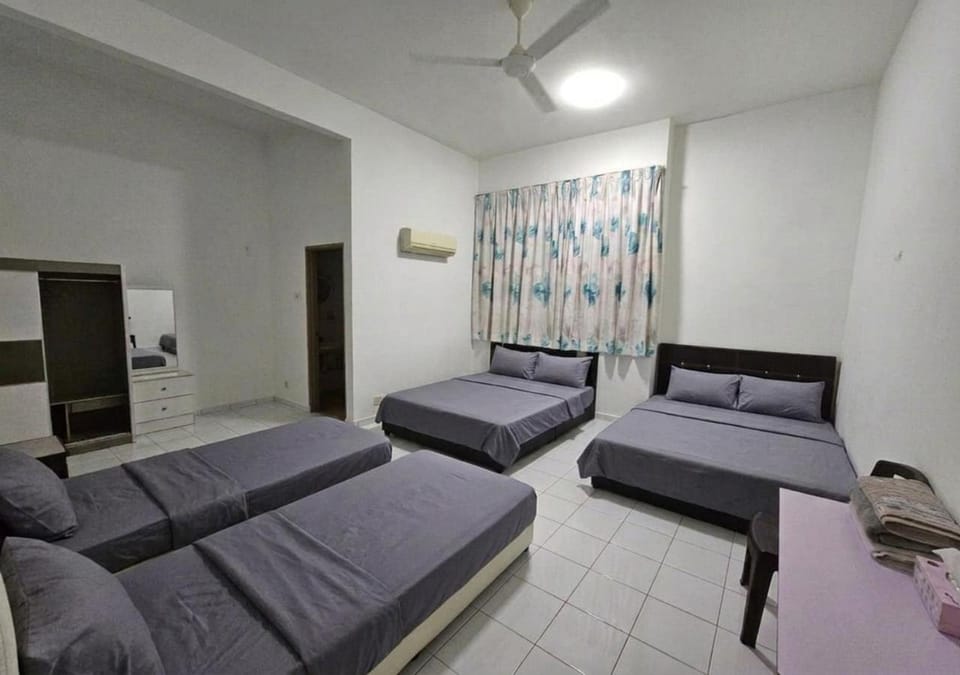 Bed, Photo of the whole room, Bedroom, Family, internet, air conditioner
