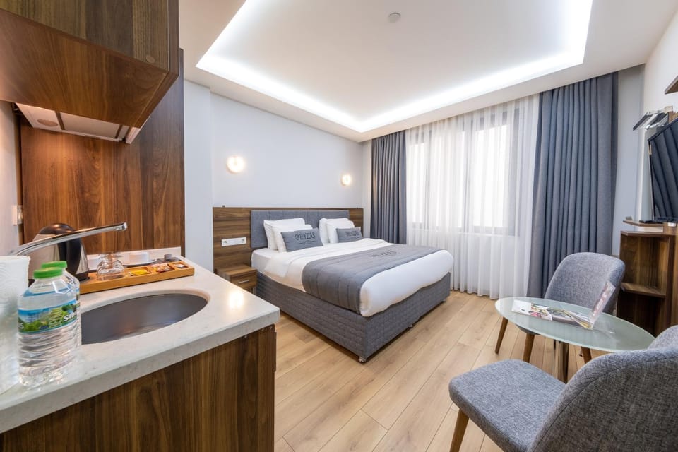 Bed, TV and multimedia, Kitchen or kitchenette, Living room, Photo of the whole room, Seating area, Bedroom, towels