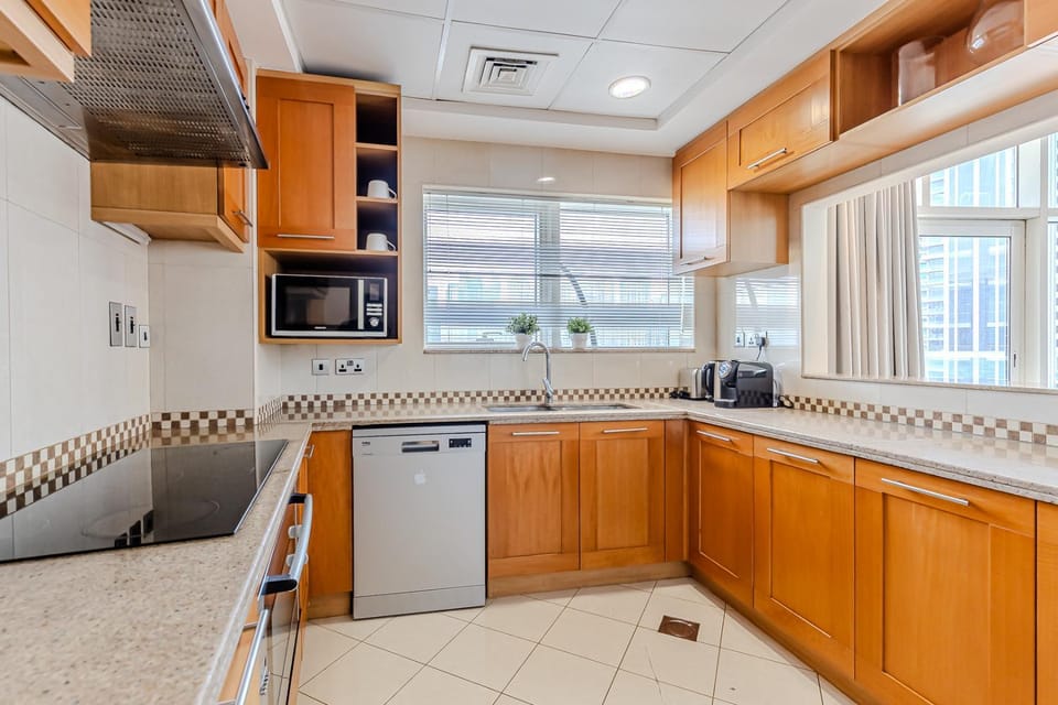 Spacious 3BDR Apartment in Marina with Office Apartment in Dubai