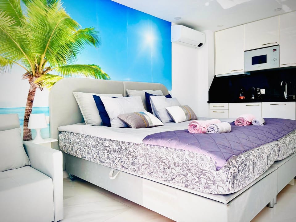 Bed, Kitchen or kitchenette, Living room, Photo of the whole room, Seating area, Bedroom, towels