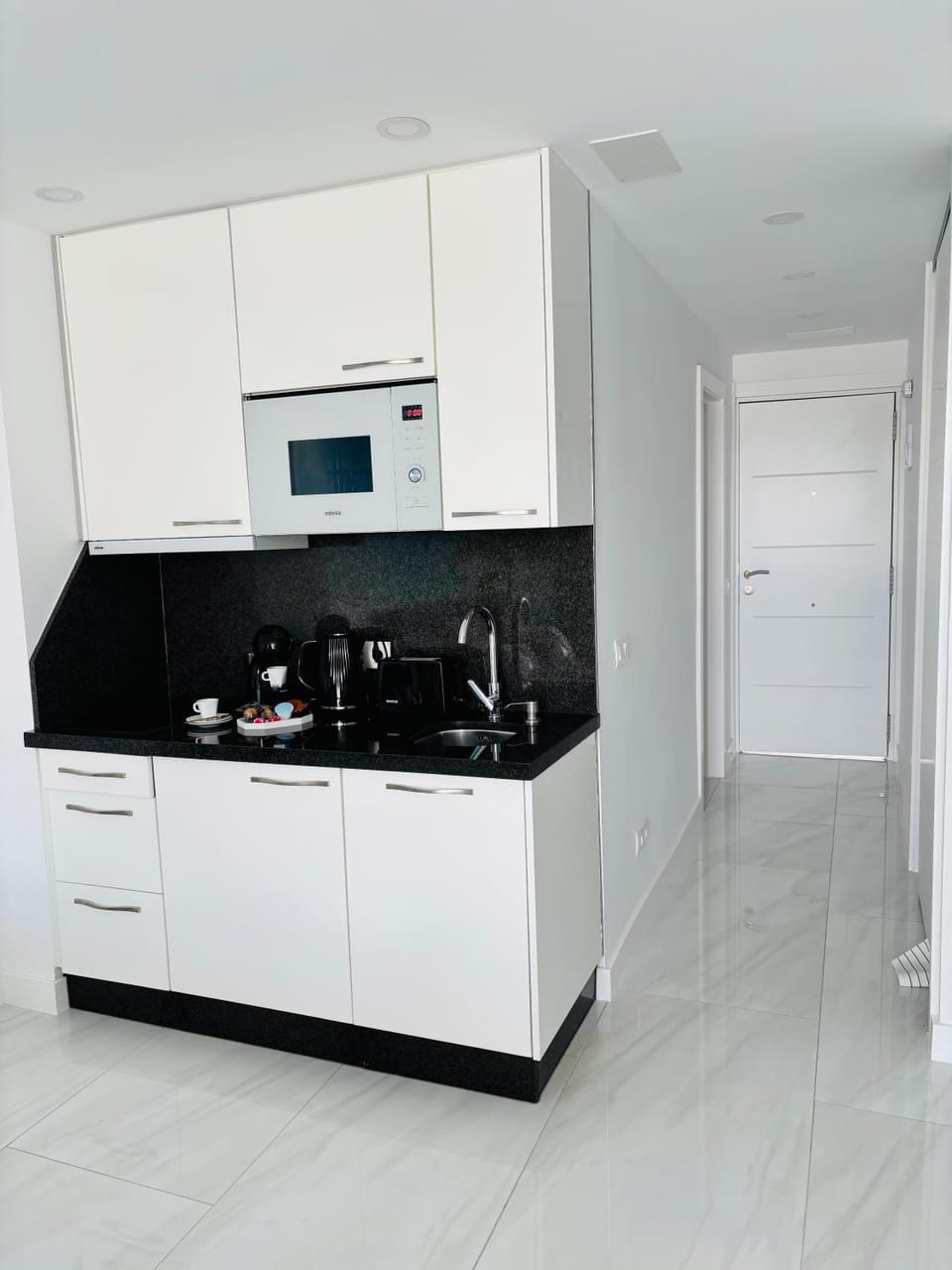 Coffee/tea facilities, Kitchen or kitchenette, Meals, microwave, stove, toaster, kitchen