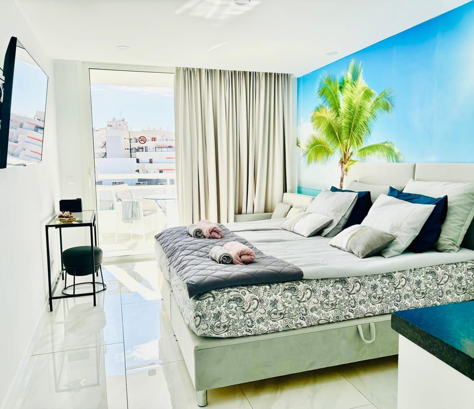 Communal lounge/ TV room, Bed, TV and multimedia, Living room, Photo of the whole room, Seating area, Evening entertainment, Bedroom, towels