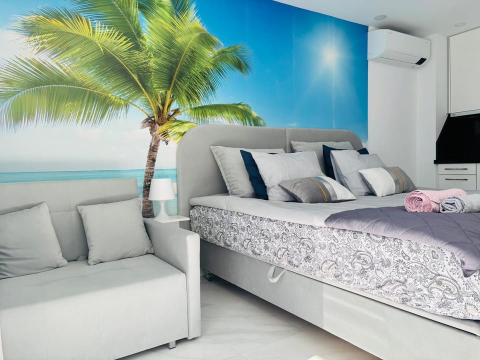 Communal lounge/ TV room, Bed, TV and multimedia, Living room, Photo of the whole room, Seating area, Evening entertainment, Bedroom