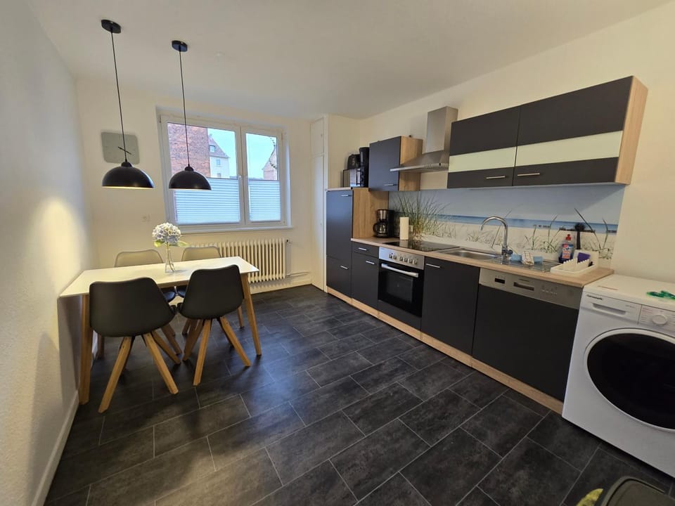 Kitchen or kitchenette, Dining area, dishwasher, oven, stove, toaster, washing machine