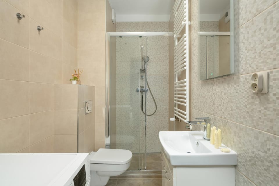 Shower, Toilet, Bathroom, towels