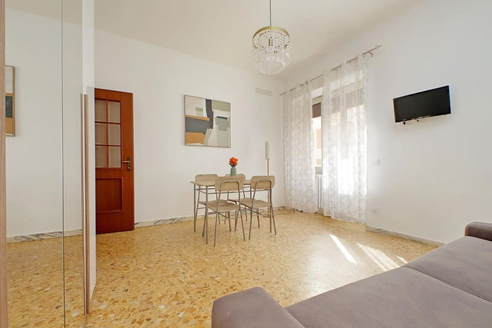 Communal lounge/ TV room, TV and multimedia, Living room, Seating area, Dining area, Evening entertainment