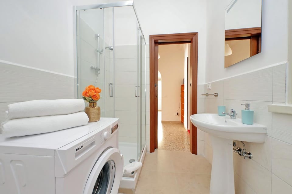 Shower, Bathroom, towels, washing machine