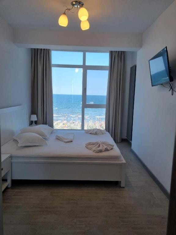 Bed, Natural landscape, TV and multimedia, Photo of the whole room, Bedroom, Sea view, towels