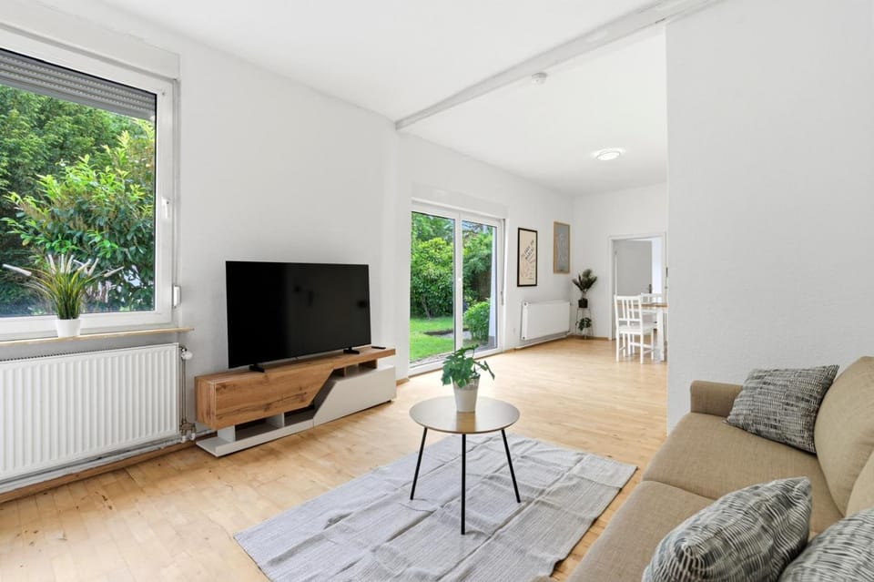 TV and multimedia, Living room, Seating area, Evening entertainment, internet