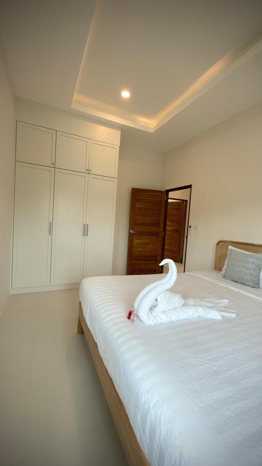 Bed, Photo of the whole room, Bedroom, towels