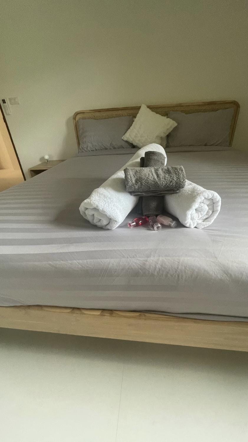 Bed, Bedroom, towels